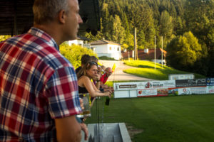 ...vollgefüllte Tribüne 